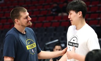 来自偶像的馈赠！约基奇打爆开拓者 杨瀚森喜提出场